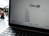 Ordinateur portable avec une fenêtre de navigateur ouverte et la page d'accueil de Google à l'écran