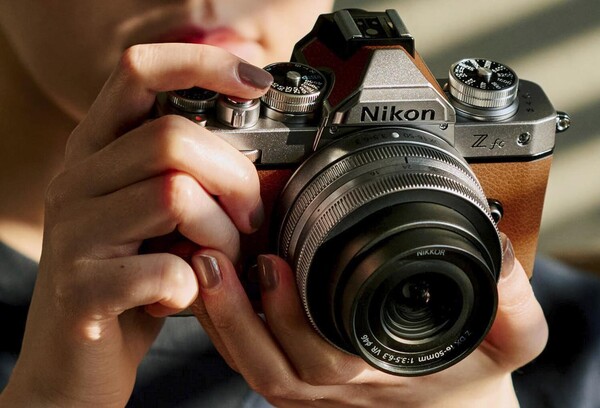 Le style rétro du Nikon Z fc n'est pas le moindre de ses attraits. (Source de l'image : Nikon)