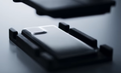 Le panneau arrière en verre moulé sans soudure de l'Oppo Find X3 Pro est le résultat d'un processus de forgeage à chaud de 40 heures. (Image : Oppo)