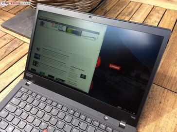 Lenovo ThinkPad T490 - À l'extérieur (en plein soleil).