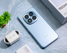 Le Redmi Note 15 Pro Plus dans sa version bleu azur. (Source de l'image : Xiaomi)