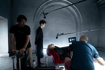 Sur le plateau, entre deux prises, Tom Sturridge (Dream) se prépare à une nouvelle scène chargée d'émotion dans un décor gothique et sombre.