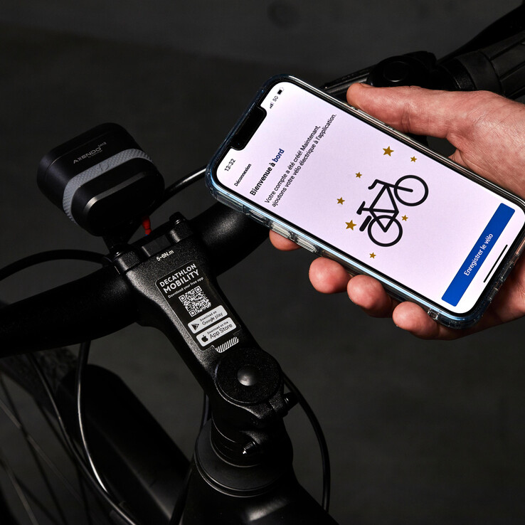 Le vélo de ville électrique Elops Speed 900E de Decathlon prend en charge la connectivité avec les smartphones. (Source de l'image : Decathlon)
