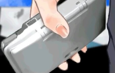 Tenant une Nintendo DS - "DAS". (Source de l'image : Cing Wiki)
