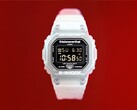 Montre Casio G-Shock DW-5600TNT-7 x thisisneverthat, dotée d'un boîtier et d'un bracelet en résine translucide sur fond rouge.