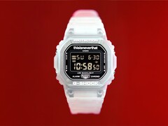 Montre Casio G-Shock DW-5600TNT-7 x thisisneverthat, dotée d'un boîtier et d'un bracelet en résine translucide sur fond rouge.