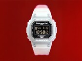 Montre Casio G-Shock DW-5600TNT-7 x thisisneverthat, dotée d'un boîtier et d'un bracelet en résine translucide sur fond rouge.