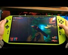 Gros plan d'un PC de jeu portable DIY alimenté par la RTX 4090, faisant tourner Cyberpunk 2077. (Source de l'image : NITTRX sur YouTube)