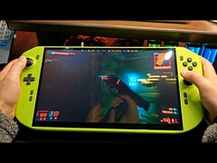 Gros plan d'un PC de jeu portable DIY alimenté par la RTX 4090, faisant tourner Cyberpunk 2077. (Source de l'image : NITTRX sur YouTube)