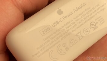 A peine lisible : l'adaptateur de 29 watts de Apple ne supporte pas le 9 volts. (Photo : Andreas Sebayang/Notebookcheck.com)