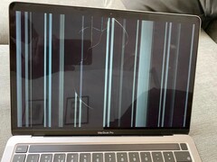 Un écran de MacBook cassé est coûteux à réparer et rend généralement l'ordinateur portable inutilisable (Image : 9to5mac)