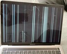 Un écran de MacBook cassé est coûteux à réparer et rend généralement l'ordinateur portable inutilisable (Image : 9to5mac)