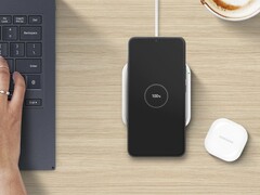 Le Samsung Wireless Charger+ dont on parle pourrait être similaire au Super Fast Wireless Charger Pad de la marque (ci-dessus). (Image source : Samsung)