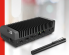 Le mini PC ThinkEdge SE30 de Lenovo est idéal pour les kiosques et les distributeurs automatiques de billets pour la vente au détail intelligente ou la surveillance des dispositifs médicaux dans le domaine des soins de santé. (Source de l'image : Lenovo)