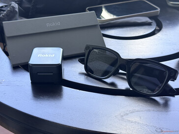 La Rokid Power Capsule à côté de l'étui de transport et des lunettes