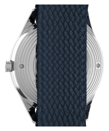 Vue arrière de la montre Peanuts x Timex Marlin Jet Automatic, dotée d’un fond transparent permettant d’admirer le mouvement automatique et d’un bracelet en tissu bleu à double épaisseur.