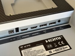 Ports : alimentation, USB 2.0 (mises à jour du micrologiciel uniquement), 2 ports HDMI 2.0, 2 ports DisplayPort 1.4, prise audio 3,5 mm