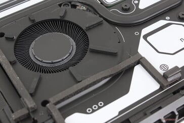 La solution de refroidissement consiste en deux ventilateurs de 60 mm, un refroidisseur à chambre de vapeur et une interface thermique en métal liquide