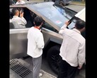 Les employés de BYD semblent intéressés par le Cybertruck, si l'on en croit la vidéo. (Source de l'image : Twitter)