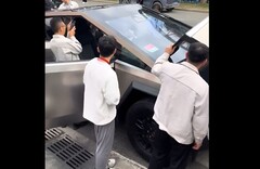 Les employés de BYD semblent intéressés par le Cybertruck, si l&#039;on en croit la vidéo. (Source de l&#039;image : Twitter)