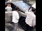 Les employés de BYD semblent intéressés par le Cybertruck, si l'on en croit la vidéo. (Source de l'image : Twitter)