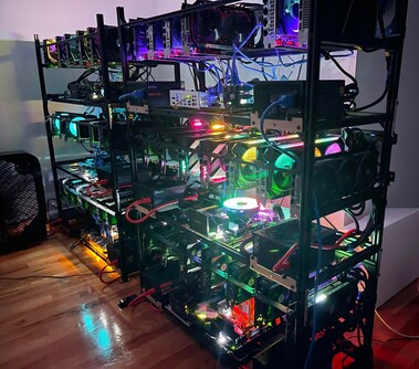 Il dispose également de 14x RTX 3070 et 5x RTX 3080. (Image source : Reddit - u/miner69niner)