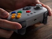 Avec sa manette 64 Classic Grey, 8BitDo joue la carte de la nostalgie. (Source de l'image : 8BitDo) 