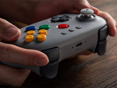 Avec sa manette 64 Classic Grey, 8BitDo joue la carte de la nostalgie. (Source de l'image : 8BitDo) 