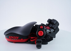 Azeron Keyzen avec des accents rouges. (Source de l'image : Azeron)
