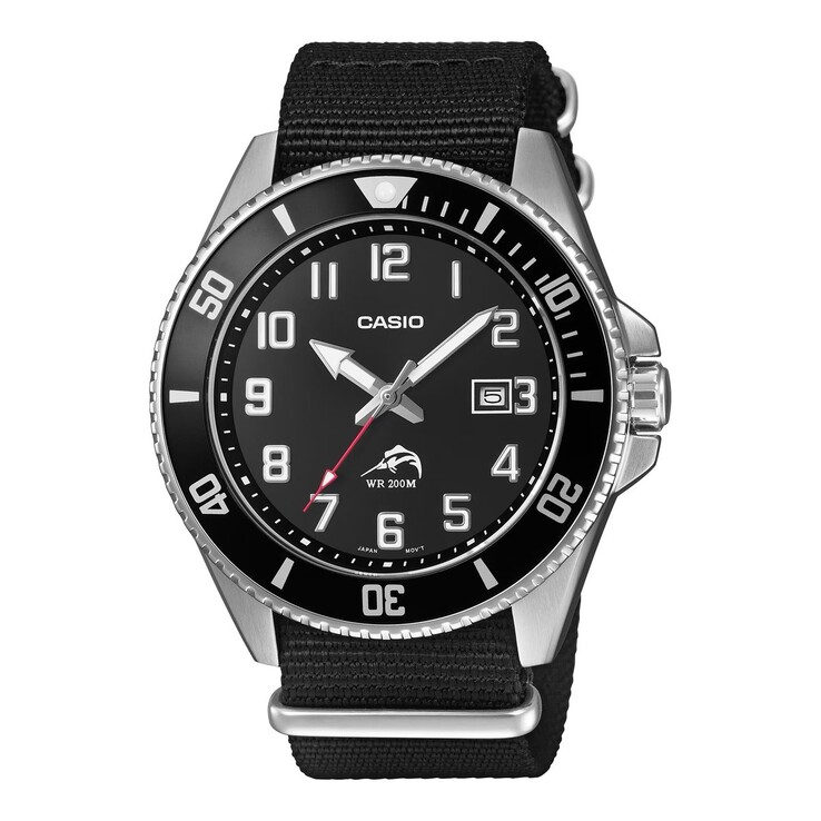 Montre de plongée Casio Duro MDV106C-1AV avec cadran noir, chiffres arabes bien visibles, lunette unidirectionnelle noire, boîtier en acier inoxydable et bracelet en tissu noir.