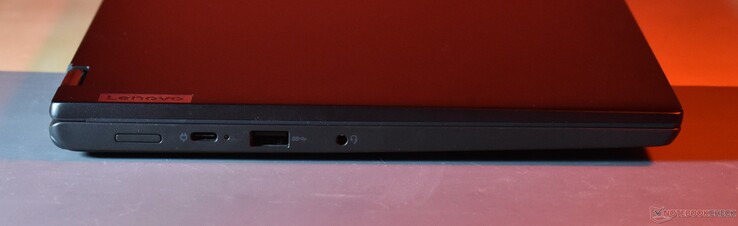 gauche : USB C 3.2 Gen 2, USB A 3.2 Gen 1, audio 3,5 mm