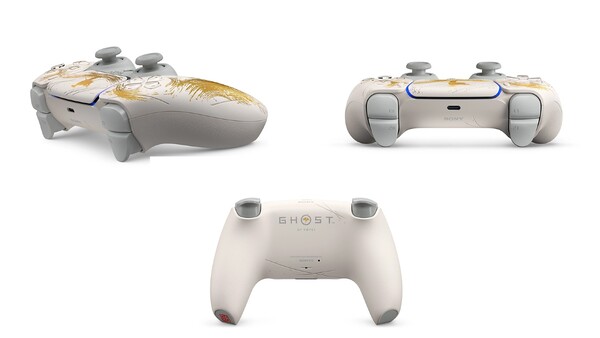 La manette sans fil DualSense Ghost of Yotei Limited Edition présente un design brossé à l'avant et des marques de lame à l'arrière. (Source de l'image : PlayStation)