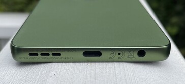 En bas : haut-parleurs, USB-C 2.0, microphone, prise audio de 3,5 mm