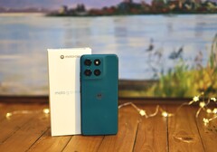 Le Motorola Moto G57 Power attire l'attention avec son dos en similicuir aux couleurs Pantone.