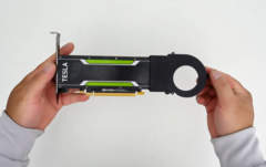 YouTuber tenant la carte Tesla P4 de Nvidia dans ses mains