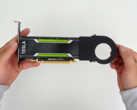 YouTuber tenant la carte Tesla P4 de Nvidia dans ses mains