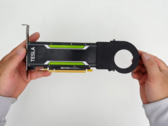 YouTuber tenant la carte Tesla P4 de Nvidia dans ses mains