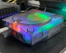 Une photo d'une SEGA Dreamcast modifiée, dotée d'un boîtier translucide, en pleine action