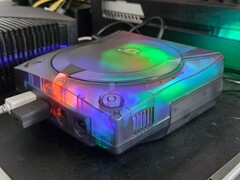 Une photo d'une SEGA Dreamcast modifiée, dotée d'un boîtier translucide, en pleine action