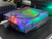 Une photo d'une SEGA Dreamcast modifiée, dotée d'un boîtier translucide, en pleine action