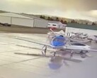 La fonction bêta "Smart Summon" a provoqué l'écrasement d'une Tesla Model Y à l'arrière d'un avion garé sur un aérodrome (Image : Smiteme)