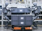 Deux robots humanoïdes travaillant dans une usine (Source : UBTech)