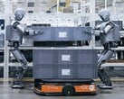 Deux robots humanoïdes travaillant dans une usine (Source : UBTech)