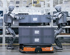 Deux robots humanoïdes travaillant dans une usine (Source : UBTech)