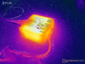 L'adaptateur CA atteint plus de 48°C lorsqu'il est en charge