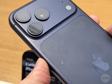 IPhone 17 Pro bleu foncé avec des rayures au dos sous différents angles. (Source de l'image : Consomac)