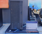 La série ExpertCenter P700 comporte actuellement deux modèles. Sur la photo : la mini-tour P700. (Source de l'image : Notebookcheck)