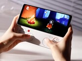 L'Ayaneo Pocket Play est manifestement inspiré du Sony Xperia Play.