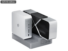 Le GTi15 Ultra, qui dispose de 64 Go de mémoire vive et de 1 To d&#039;espace de stockage, est désormais disponible dans le monde entier. En photo : le mini PC avec la station d&#039;accueil eGPU. (Source de l&#039;image : Beelink)