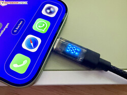Lors du test, l'iPhone 17 s'est rechargé avec une puissance maximale de 38 watts.
